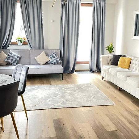 Londof Luxury Apartments - With A Panoramic View Over The City Braşov Esterno foto